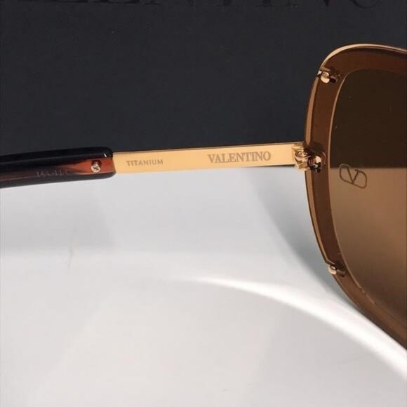 New Authentic Valentino V-Romask Oversized Sunglasses – Light Gold Titanium, Uni - Picture 3 of 12